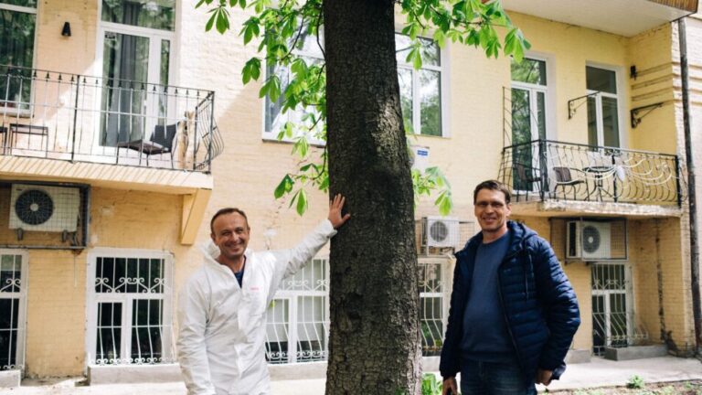 Сегодня в Киеве команда Центра экосистемной фитопатологии «Зелёная клиника» впервые испытала технологию лечения каштанов от минирующей моли